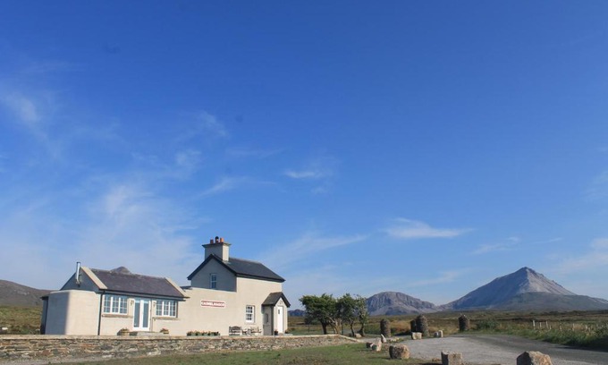 Donegal Cabin | Family-Friendly Stay Near Cashelnagor Railway Station