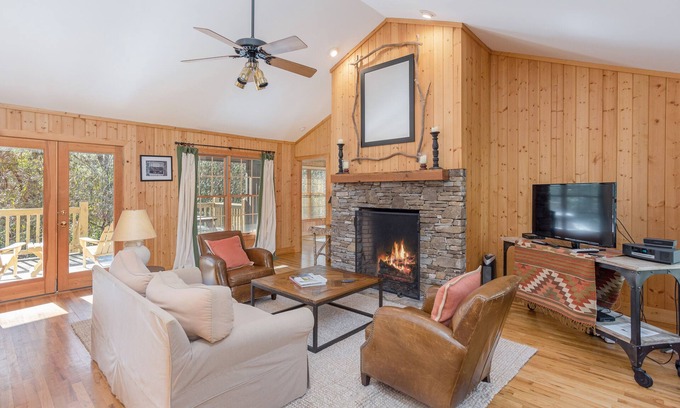 Lonesome Valley House | Discover Rhododendron Cottage: Pool, Spa & Family Fun