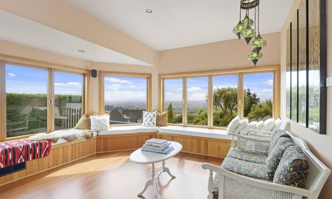 Cashmere House | Family-Friendly Cashmere Views with Breakfast & Kitchen