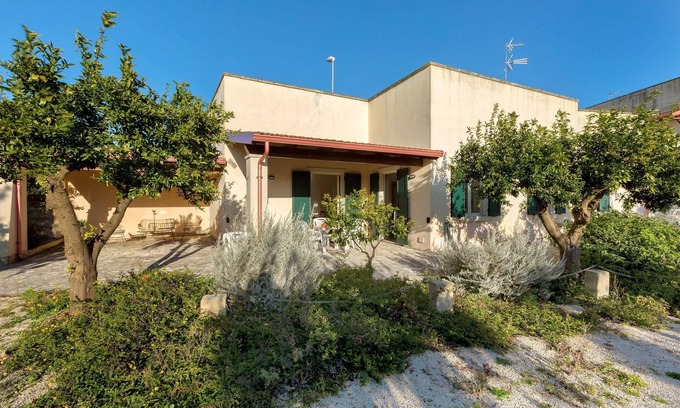 Monteroni di Lecce Apartment | 1755 Casina Farnarari - Family-Friendly Apartment with Kitchen