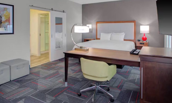 Columbus Hotel | Columbus Stay: Poolside Relaxation with Free Breakfast & WiFi