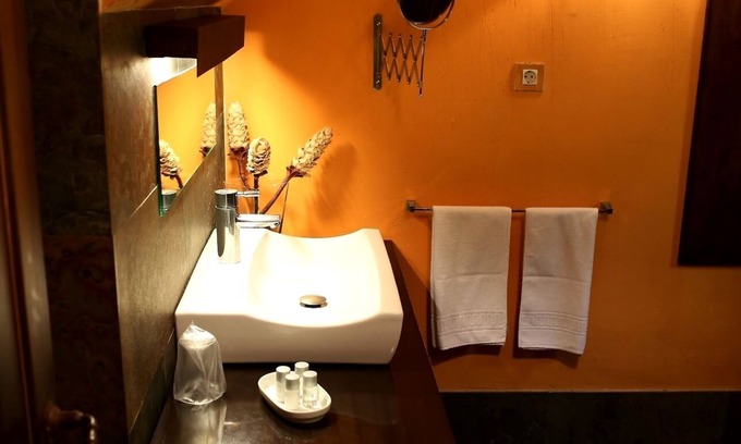 Braojos House | Cozy Casiopea Retreat for Two with Spa & Breakfast