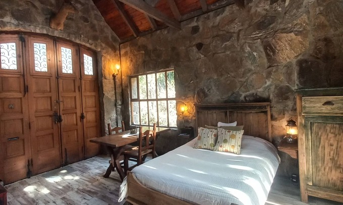 Villa Del Dique Bed & Breakfast | Cozy Casita de Piedra B&B with Pool & Family Amenities