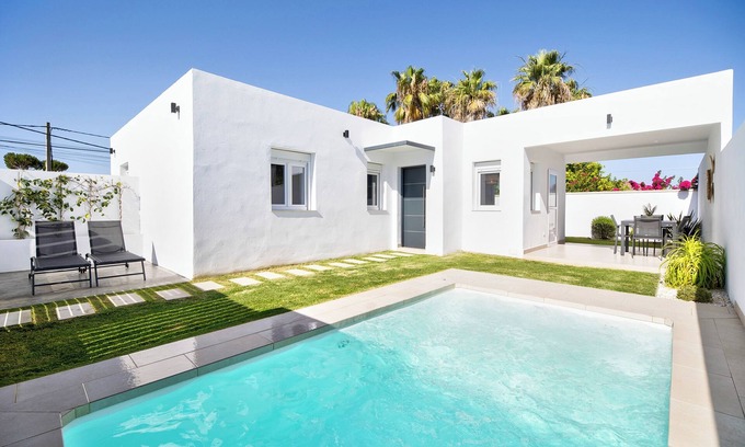 Chiclana de la Frontera House | Elegant Holiday Home 'Meraki 3' with Private Pool & Ocean View