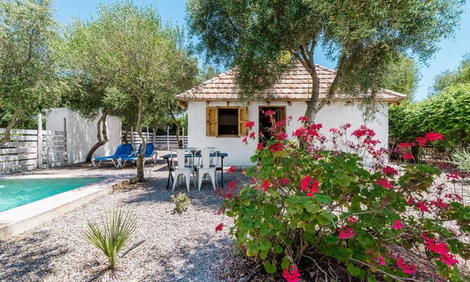 El Palmar Apartment | Pet-Friendly Casita-estudio El Castaño with Pool & Family Fun