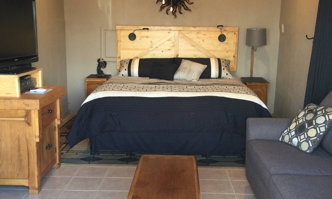 Florence Apartment | Characterful Casita in the SW with Pool & Spa Access