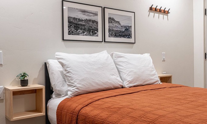 Torrey Hotel | Cozy Casita Inn #5 - Queen Room with Kitchen & Breakfast