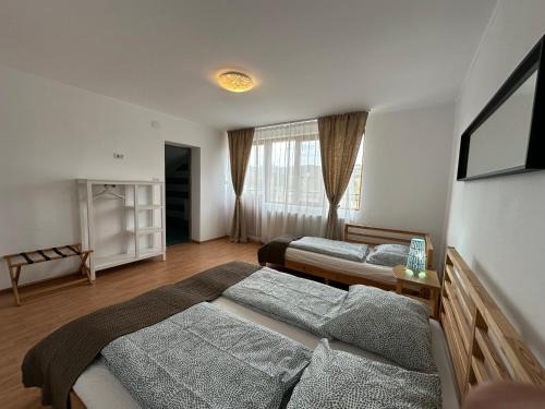 Bozovici Cabin | Oceanfront Cassa-Grande: Family-Friendly Retreat with Views