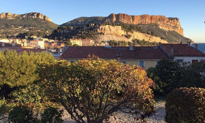 Cassis Apartment | Airy Cassis T2: Family-Friendly with Ocean Views