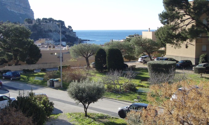 Cassis Apartment | Ocean View Retreat: Cassis T3 by the Beach & Creeks