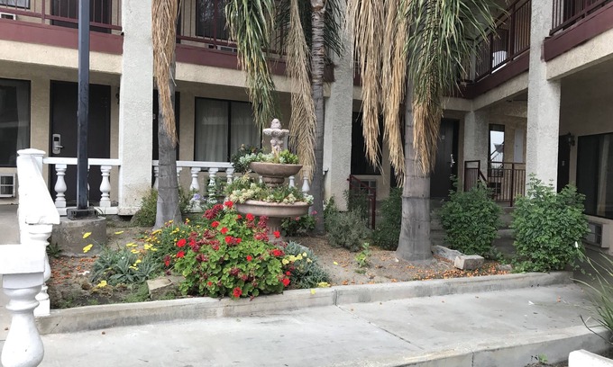 Castaic Hotel | Convenient Castaic Inn Steps from Six Flags Magic Mountain