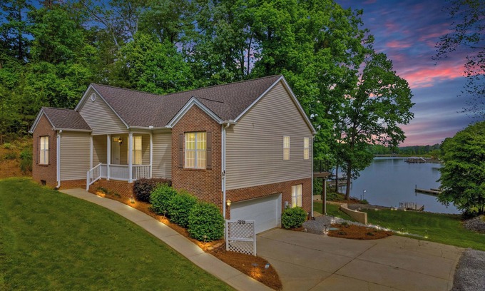 Lake Norman of Catawba House | Family-Friendly Castaway Cove with Pool & Lake Views