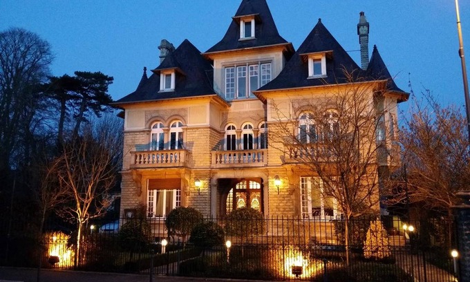 Bayeux House | Exceptional Castel Bayeux Guesthouse with Family-Friendly Amenities