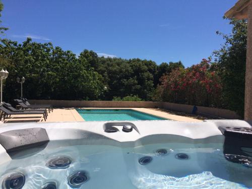 Cairanne Bed & Breakfast | Discover Castel Mireio: Oceanfront Pool Retreat Awaits