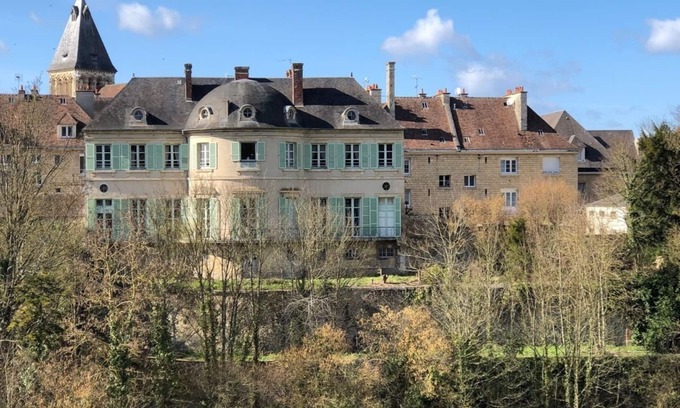 Falaise House | Experience Castel Saint-Léonard: Top-Rated B&B with Pool