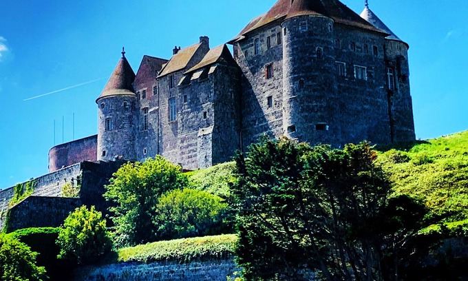 Dieppe Bed & Breakfast | Family-Friendly Castel Suite with Top Amenities and 9.8 Rating