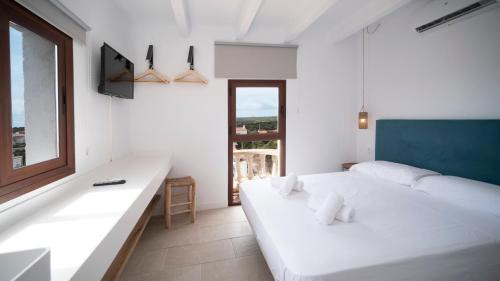 Cala en Porter House | Discover Castell de Lô: Breakfast Included & Top Rated 8/10