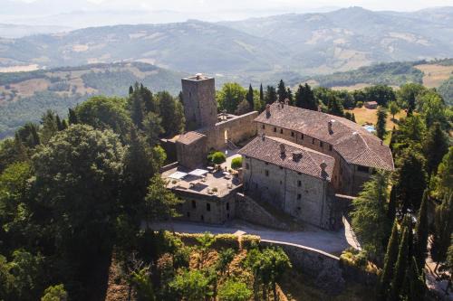 Monteluiano Hotel | Discover Castello Di Petroia: Pet-Friendly Oceanfront Retreat