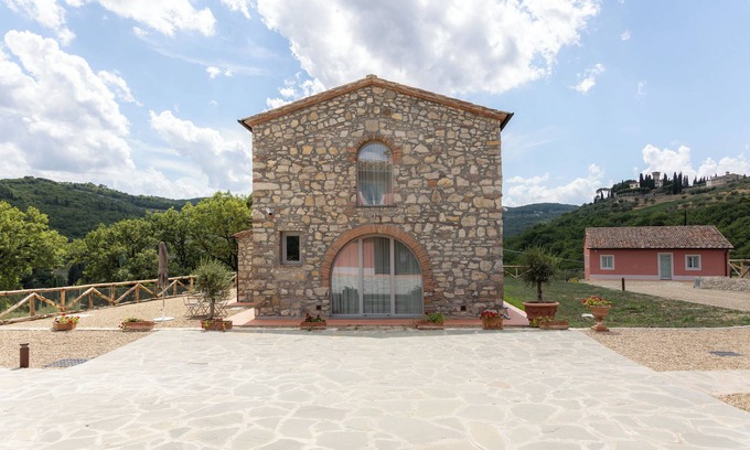 Passo dei Pecorai Villa | Castello Vicchiomaggio– 4 Guests Villa with Breathtaking Chianti Views