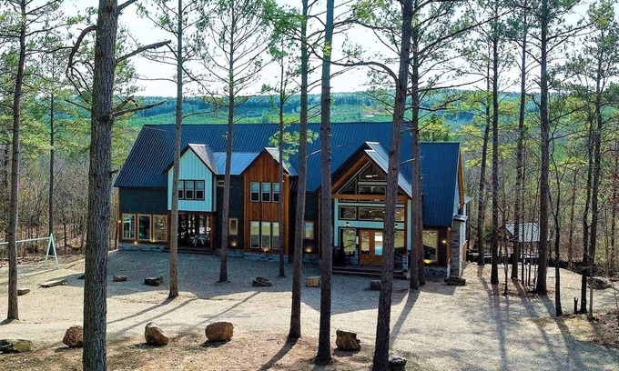 Pickens Cabin | Exclusive Castle Black: 8-Bedroom Retreat with Spa & Hot Tub