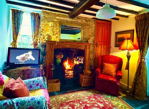 Llanrhaeadr-ym-Mochnant House | Unforgettable Stay at Castle Buildings Cottage - 10/10 Rated