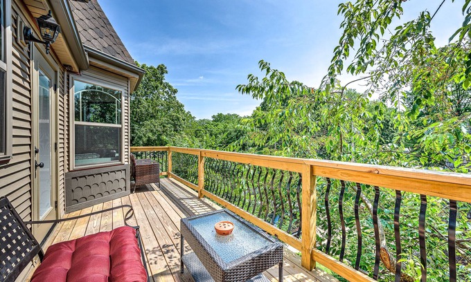 Downtown House | Discover Castle by the Square: Steps from Downtown Bentonville