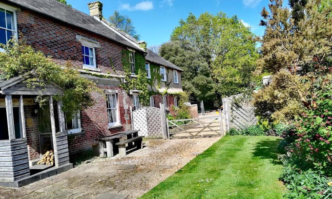 Wadhurst House | Charming Castle Cottage in Wadhurst - Pet & Child Friendly