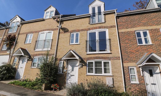 Weymouth House | Idyllic Castle Cove View: Pet-Friendly 4-Star Retreat