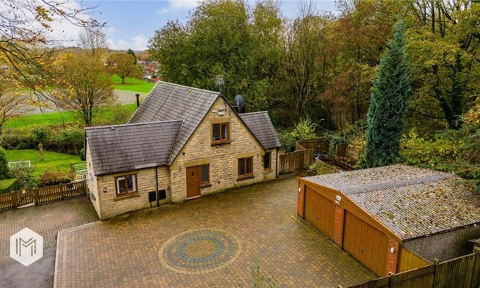 Bolton Villa | Unforgettable Getaway at Castle De Annis with Hot Tub