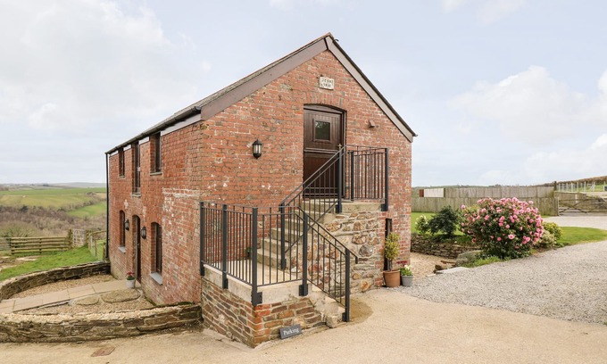 Par Cottage | Family-Friendly Castle Dore Barn with Garden in Fowey