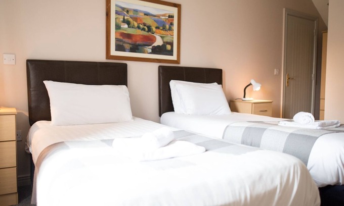 Bunratty Cottage | Family-Friendly Castle Gardens with Kitchen Access