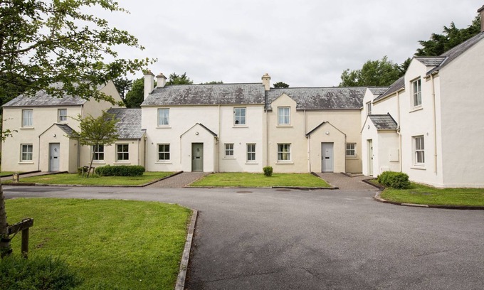 Bunratty Cottage | Discover Castle Gardens: Family-Friendly Retreat with Kitchen