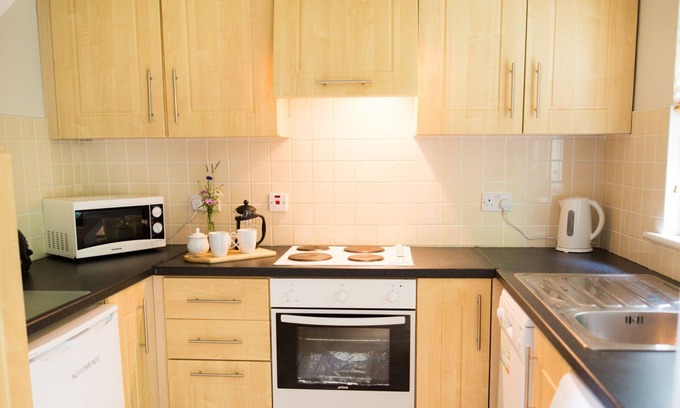 Bunratty Apartment | Family-Friendly Castle Gardens with Breakfast & Pet Perks