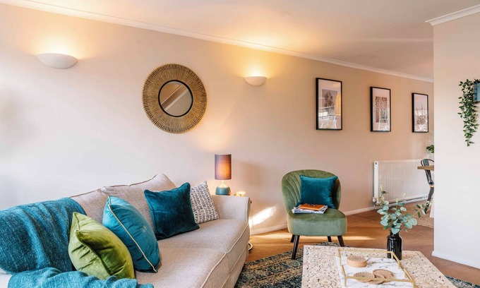 Warwick Town Centre House | Castle Gate: Central Location with Family-Friendly Amenities