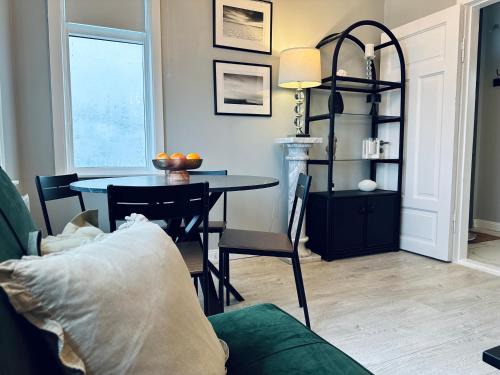 Innri-Njarthvik Apartment | Pet-Friendly Castle Inn Apartments in Downtown Keflavík
