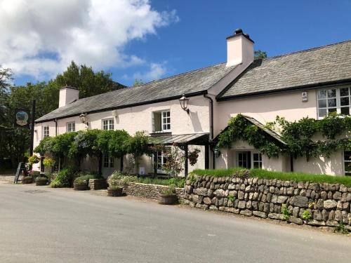 Lydford Hotel | Castle Inn: Guest Rated 9/10 with Pet-Friendly Comfort