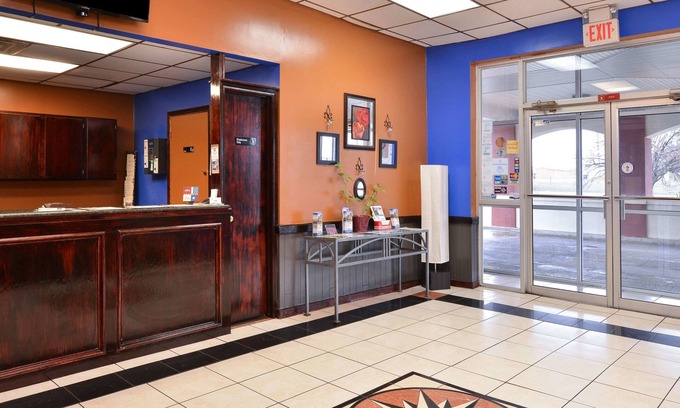 Anadarko Hotel | Cozy Castle Inn & Suites Anadarko with Pool & Breakfast
