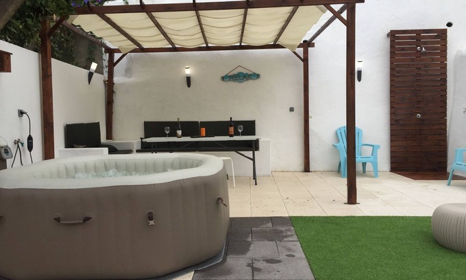 Alfama Apartment | Unwind at Castle JACUZZI Maria Terrace with Ocean Views