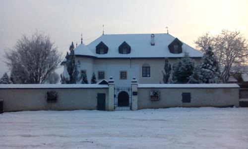 Kotesova Apartment | Highly Rated Castle Kaštieľ Kotešová with Kitchen Access