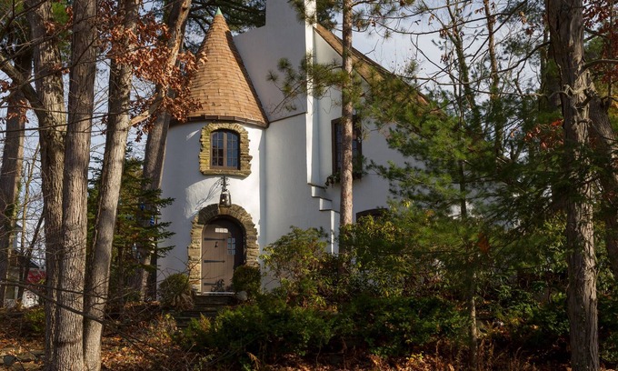 West Elmira House | Experience Royal Comfort at Castle on Glen - Rated 10/10