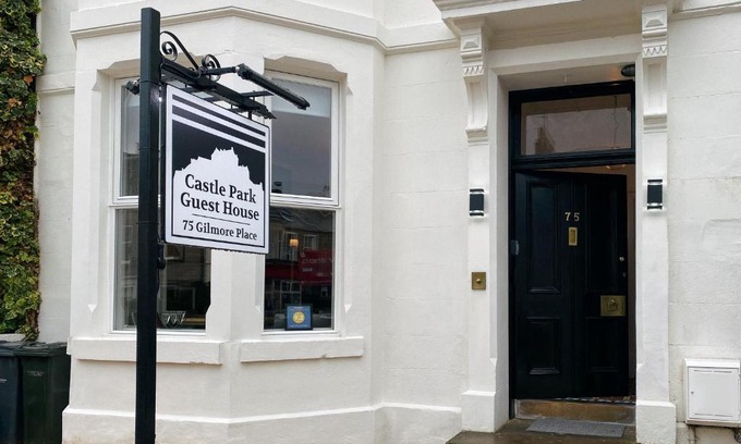 Tollcross Bed & Breakfast | Family-Friendly Castle Park Guest House - Rated 9.7/10