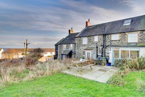 Craster House | Enchanting Castle Point Cottage in Craster - Family-Friendly Stay