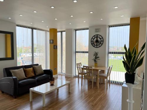 Bedford Apartment | Relax at Castle Quarter Apartment with Hot Tub & Parking