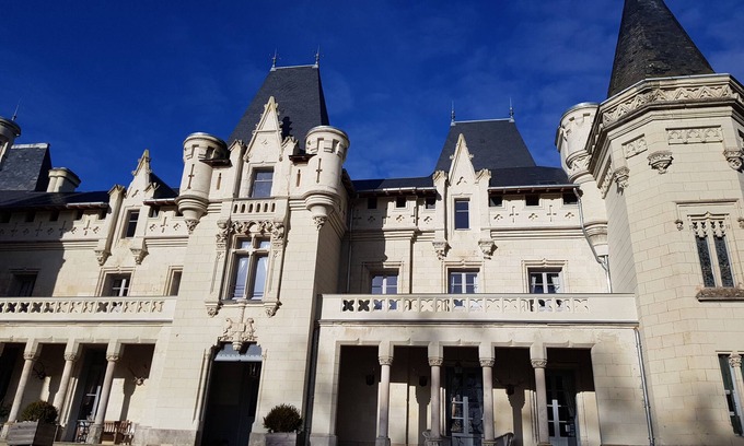 Neuille House | Cozy Castle Room with Pool & Breakfast for Two