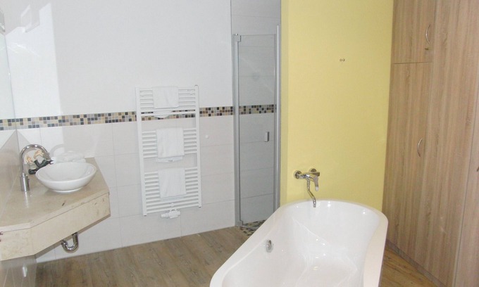 Kaschow Apartment | Castle Stargard: Ideal Apartment with Pool & Breakfast