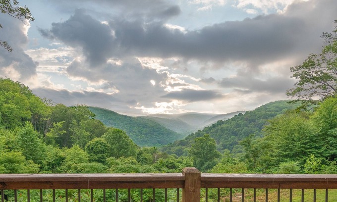 Friendsville House | Mountain Paradise: Lake View, Hot Tub & Game Room Awaits!