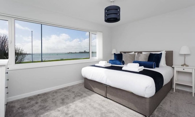 Portsmouth House | Pet-Friendly Castle View - Family Retreat with Breakfast