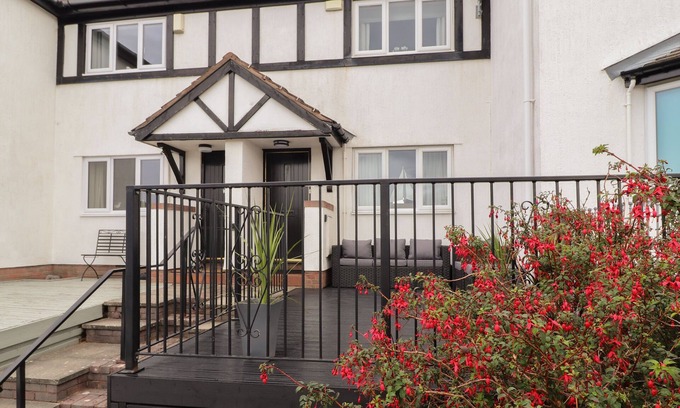 Deganwy House | Castle View: Pet-Friendly Cottage with Oceanfront Bliss