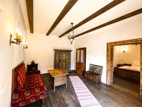 Saschiz House | Enchanting Castle View: Child-Friendly Retreat with Hot Tub
