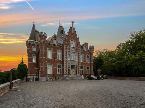 Gesves House | Wellness Castle with Hot Tub and Cinema Experience